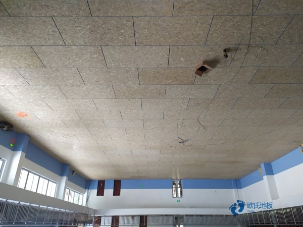 學?；@球體育地板施工步驟1